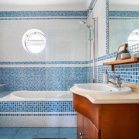 Apartment Sweet Arrifana // Beachhouse